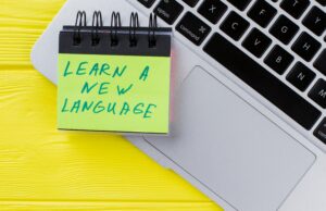 Laptop with a post-it where you can read "Learn a new language"